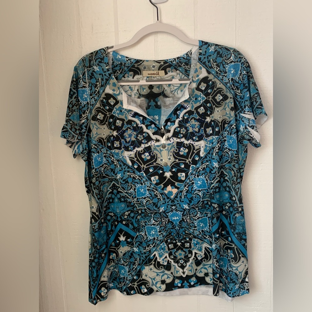 ⭐️Women’s One World Top/Shirt Size OS